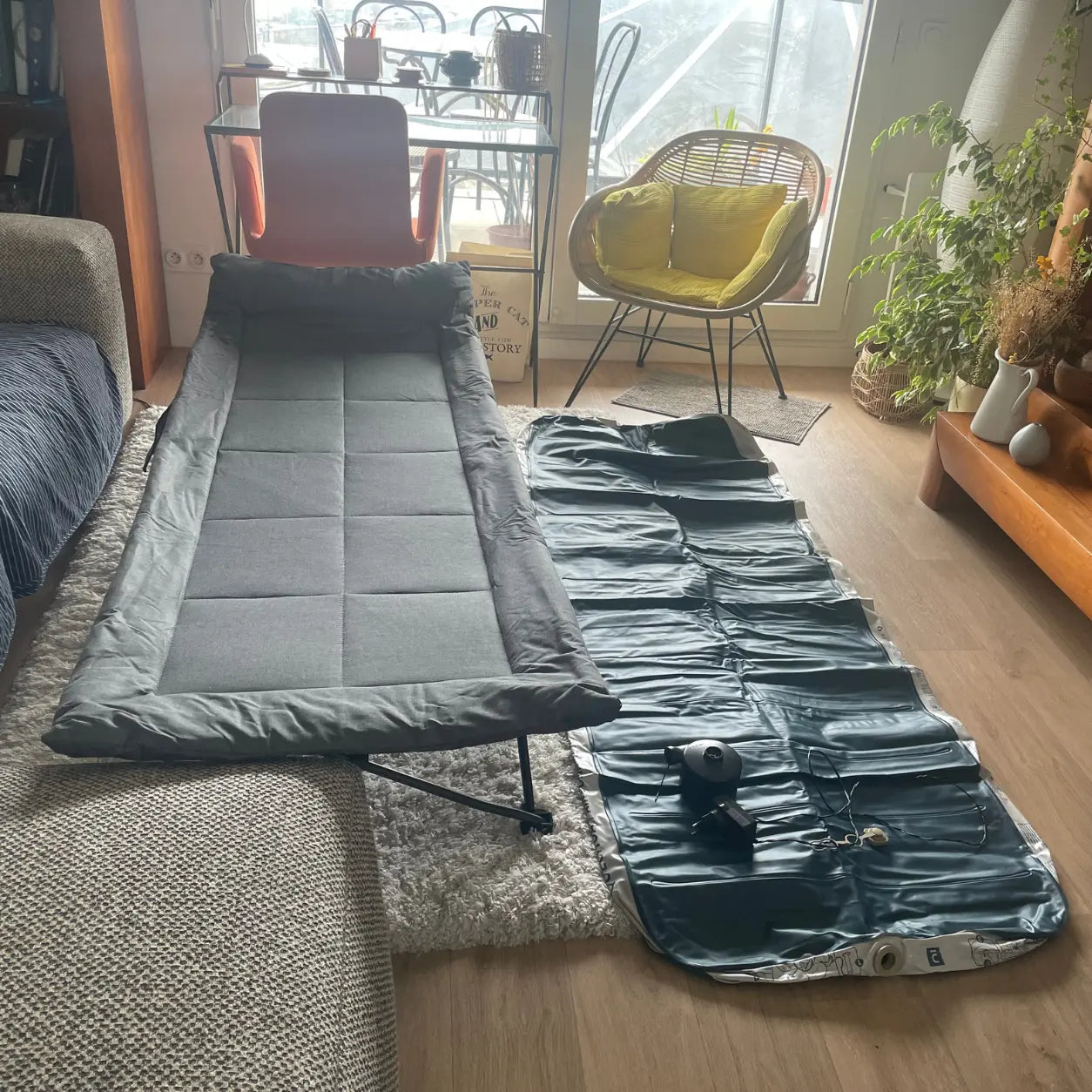 lit d'appoint kampygo déplié confortable à côté d'un lit gonflable dégonflé